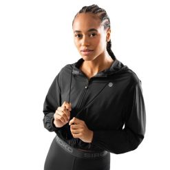 Damska krótka ultralekka treningowa kurtka wiatrówka Fitness Siroko Pando. Czarne kurtki sportowe SIROKO, xs, bez wzorów, z materiału, bez kaptura, na fitness i siłownię. Za 169.00 zł.