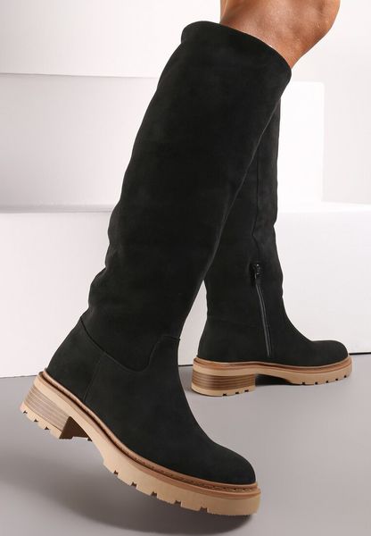 Czarne Płaskie Kozaki z Futerkiem Typu Baranek Wewnątrz Caliares. Czarne kozaki Renee, na zimę, z materiału, z okrągłym noskiem, bez obcasa, na płaskiej podeszwie, bez zapięcia. Za 129.99 zł.