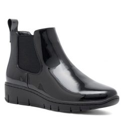 Botki Clara Barson. Czarne botki Clara Barson, bez wzorów, bez obcasa, na płaskiej podeszwie, bez zapięcia. Za 79.99 zł.