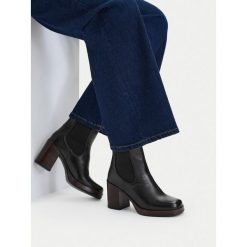 Botki GINO ROSSI. Czarne botki Gino Rossi, bez wzorów, bez obcasa, na słupku, bez zapięcia. Za 349.99 zł.