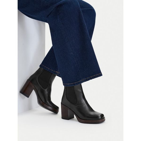Botki GINO ROSSI. Czarne botki Gino Rossi, bez wzorów, bez obcasa, na słupku, bez zapięcia. Za 349.99 zł.