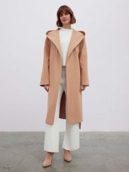BGN Płaszcz przejściowy w kolorze beżowym rozmiar: 40. Brązowe płaszcze BGN, bez wzorów, z tkaniny, bez kaptura. Za 332.24 zł.