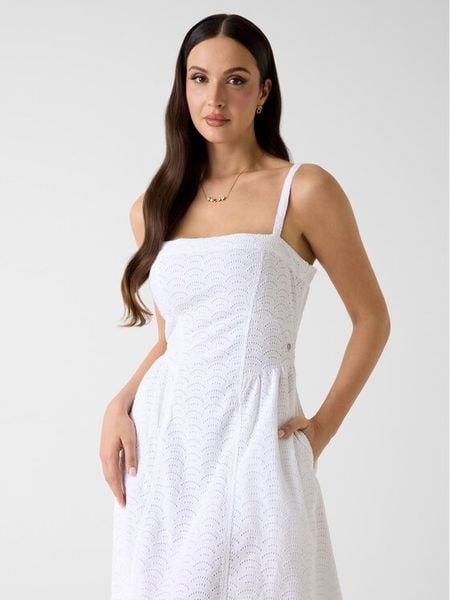 Guess Sukienka letnia W6GK44 W1884 Biały Regular Fit. Białe sukienki Guess, na lato, l, z aplikacjami, z bawełny, bez kołnierzyka, bez ramiączek. Za 583.99 zł.