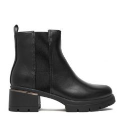 Botki JENNY. Czarne botki Jenny, bez wzorów, bez obcasa, na słupku, bez zapięcia. Za 169.99 zł.