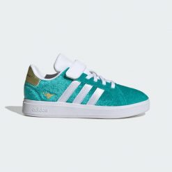 Kapcie ADIDAS GRAND COURT 2.0 JAS Zielony. Białe obuwie domowe Adidas, bez wzorów, z syntetyku, bez zapięcia. W wyprzedaży za 135.32 zł.