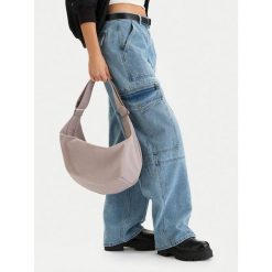 Torebka Guess Jeans. Szare torebki klasyczne Guess Jeans, z aplikacjami, z jeansu, bez dodatków. Za 199.99 zł.