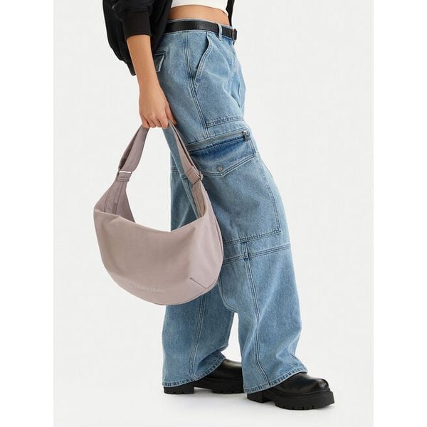 Torebka Guess Jeans. Szare torebki klasyczne Guess Jeans, z aplikacjami, z jeansu, bez dodatków. Za 159.99 zł.