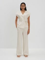 Someday Spodnie "Cevil" w kolorze kremowym rozmiar: 34. Brązowe spodnie materiałowe someday., bez wzorów, z materiału, z podwyższonym stanem. Za 165.99 zł.