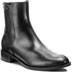 Botki SOLO FEMME - 33916-02-G85/000-02-00 Czarny. Czarne botki Solo Femme, bez wzorów, ze skóry, bez obcasa, bez zapięcia. W wyprzedaży za 279.00 zł.