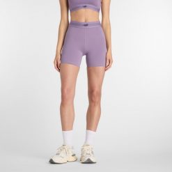 Spodenki damskie New Balance WB61E4GEAA5 – fioletowe. Fioletowe szorty New Balance, bez wzorów, z lycry, z podwyższonym stanem. Za 219.99 zł.