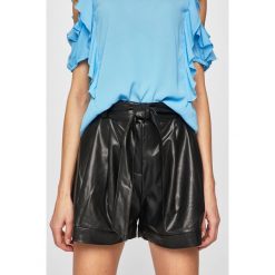 Guess Jeans - Szorty Chantal. Czarne szorty Guess Jeans, z aplikacjami, z bawełny, casualowe, z podwyższonym stanem. W wyprzedaży za 229.90 zł.