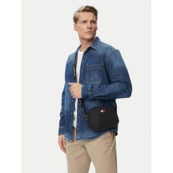 Torebka Tommy Jeans. Czarne listonoszki Tommy Jeans, bez wzorów, z jeansu, bez dodatków. Za 289.99 zł.