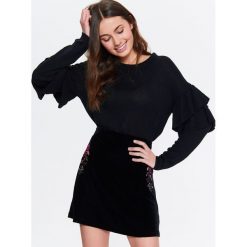 SWETER DAMSKI Z FALBANAMI NA RĘKAWACH. Czarne swetry marki TROLL, na jesień, m. W wyprzedaży za 39.99 zł.