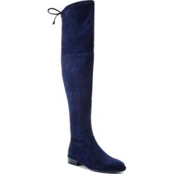Muszkieterki STUART WEITZMAN - Lowland YL53481 Midnight Suede. Niebieskie kozaki Stuart Weitzman, z materiału, bez obcasa, na obcasie, bez zapięcia. W wyprzedaży za 1,779.00 zł.