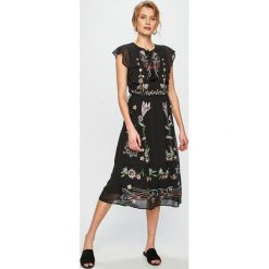 Desigual - Sukienka. Czarne sukienki Desigual, na co dzień, z aplikacjami, z materiału, casualowe, bez kołnierzyka, bez ramiączek, midi, proste. W wyprzedaży za 429.90 zł.