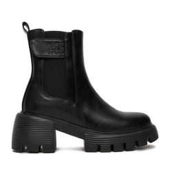 Botki Nine West. Czarne botki Nine West, bez wzorów, bez obcasa, na słupku, bez zapięcia. Za 279.99 zł.