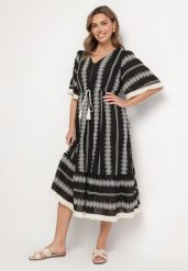 Czarna Bawełniana Sukienka Boho o Rozkloszowanym Kroju z Wiązaniem i Haftem Korithira. Czarne sukienki Born2be, na co dzień, na lato, l, z aplikacjami, z bawełny, boho, bez kołnierzyka, bez ramiączek, midi, dopasowane. Za 139.99 zł.