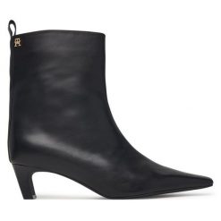 Botki Tommy Hilfiger. Czarne botki TOMMY HILFIGER, bez wzorów, bez obcasa, na słupku, bez zapięcia. Za 749.99 zł.