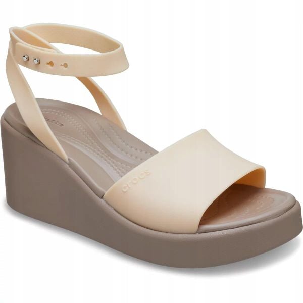 Sandały dla Kobiet Crocs Brooklyn Ankle Strap Wedge. Brązowe sandały Crocs, bez wzorów, z materiału, eleganckie, bez obcasa, na koturnie, bez zapięcia. Za 209.99 zł.