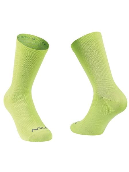 Skarpety rowerowe NORTHWAVE Switch Sock. Fioletowe skarpety Northwave, w ażurowe wzory, z dzianiny. Za 49.99 zł.