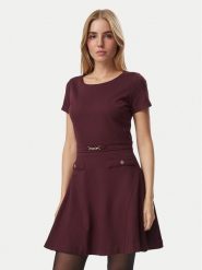 Guess Sukienka koktajlowa W6BK38 K6210 Fioletowy Regular Fit. Fioletowe sukienki Guess, na co dzień, m, z aplikacjami, bez kołnierzyka, bez ramiączek, proste. Za 524.99 zł.