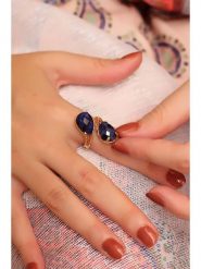 Pierres delicates Pozłacany pierścionek z szafirami rozmiar: onesize. Żółte pierścionki Pierres delicates, z szafirem, pozłacane. Za 91.99 zł.