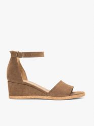 Jasnobrązowe sandały na koturnie. Brązowe sandały Ryłko, bez wzorów, ze skóry, z okrągłym noskiem, bez obcasa, na koturnie, bez zapięcia. Za 449.99 zł.