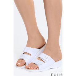 Białe Klapki Positive Vibes. Białe klapki Born2be, bez wzorów, z materiału, bez obcasa, na koturnie. Za 29.99 zł.