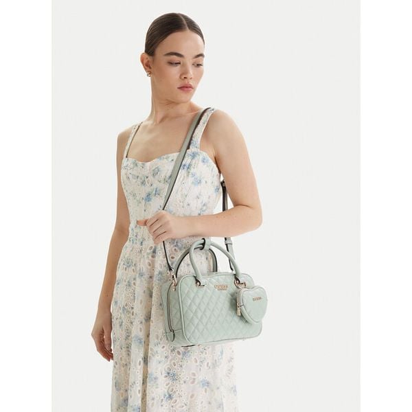 Torebka Guess. Brązowe torebki klasyczne Guess, z aplikacjami, bez dodatków. Za 494.99 zł.