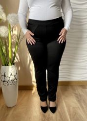 Czarne elastyczne spodnie Jasmin ze zwężaną nogawką PLUS SIZE XXL. Czarne spodnie materiałowe Nasi partnerzy, do pracy, plus size, bez wzorów, z elastanu, plus size, krótkie. Za 179.90 zł.