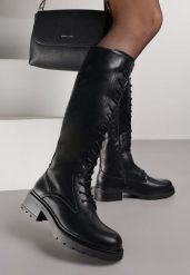 Czarne Kozaki w Stylu Workerów Cahrarah. Czarne kozaki Born2be, z jeansu, bez obcasa, na płaskiej podeszwie, bez zapięcia. Za 159.99 zł.