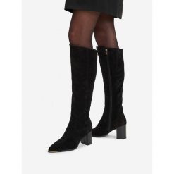Kozaki MEXX. Czarne kozaki Mexx, bez obcasa, na słupku, bez zapięcia. Za 629.99 zł.