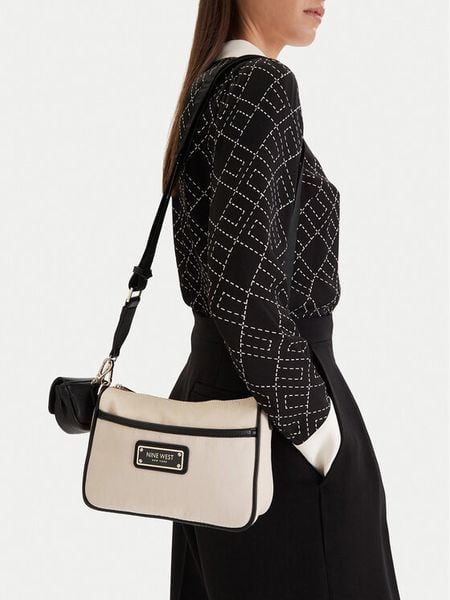 Nine West Torebka CEO-Marisse-LA374-4707 Écru. Białe listonoszki Nine West, bez wzorów, z materiału, bez dodatków. Za 111.99 zł.