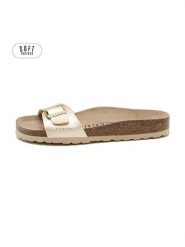 Teegu Klapki w kolorze złotym rozmiar: 38. Żółte klapki teegu, bez wzorów, z otwartym noskiem, bez obcasa. Za 121.99 zł.