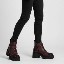 Botki damskie Armodo, ze skóry licowej na klocku z broszką na suwak ocieplane z okrągłym noskiem, bordowe, 60557-V. Czerwone botki Armodo, z aplikacjami, ze skóry, z okrągłym noskiem, bez obcasa, na obcasie, bez zapięcia. Za 382.99 zł.