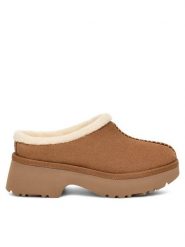 Ugg Klapki W New Heights Cozy Clog 1162510 Brązowy. Brązowe klapki UGG, bez wzorów, ze skóry, bez obcasa. Za 629.99 zł.