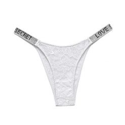 Stringi z szerokim paskiem i ozdobnymi detalami Rakita. Czerwone stringi Intica, bez wzorów. W wyprzedaży za 79.00 zł.