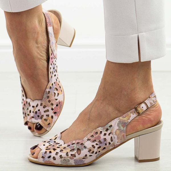 Różowe kwiaty ażurowe sandały damskie na słupku Jezzi 1954-20. Czerwone sandały Jezzi, w ażurowe wzory, ze skóry, eleganckie, bez obcasa, na obcasie, bez zapięcia. Za 169.00 zł.