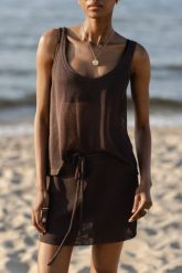 Mini spódniczka z wiskozy w kolorze COFFE SHAKE - MEGAN. Brązowe spódnice Marsala, bez wzorów, z nylonu, eleganckie, mini, dopasowane. W wyprzedaży za 62.97 zł.