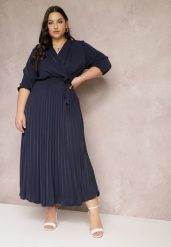 Granatowa Kopertowa Sukienka z Gumką i Paskiem w Talii Zdobiona Plisowaniem Kaylina. Niebieskie sukienki Renee, l, z aplikacjami, bez kołnierzyka, plus size, bez ramiączek, maxi, kopertowe. Za 139.99 zł.