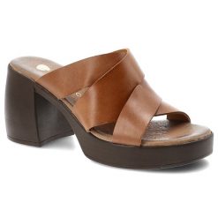 Klapki damskie Armodo, cholewka ze skóry naturalnej z szerokimi krzyżującymi się paskami wsuwany fason odkryty przód masywna platforma i stabilny obc. Brązowe klapki Armodo, bez wzorów, ze skóry, bez obcasa, na obcasie. Za 289.00 zł.