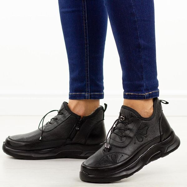 Czarne ciepłe botki damskie Potocki 16355. Czarne botki POTOCKI, na jesień, bez wzorów, z jeansu, z okrągłym noskiem, bez obcasa, na płaskiej podeszwie, bez zapięcia. W wyprzedaży za 89.40 zł.