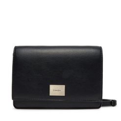 Torebka Calvin Klein. Czarne listonoszki Calvin Klein, bez wzorów, bez dodatków. Za 199.99 zł.
