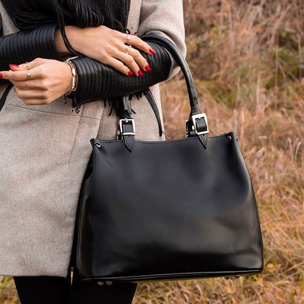 Kuferek ze skóry naturalnej DAN-A T253 czarna. Czarne torebki klasyczne DAN-A, bez wzorów, ze skóry, bez dodatków. Za 399.99 zł.