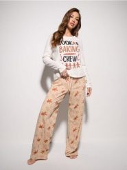 Bawełniana piżama z motywem piernikowego ludzika - biały. Białe piżamy Sinsay, bez wzorów, z bawełny, bez ramiączek. Za 49.99 zł.