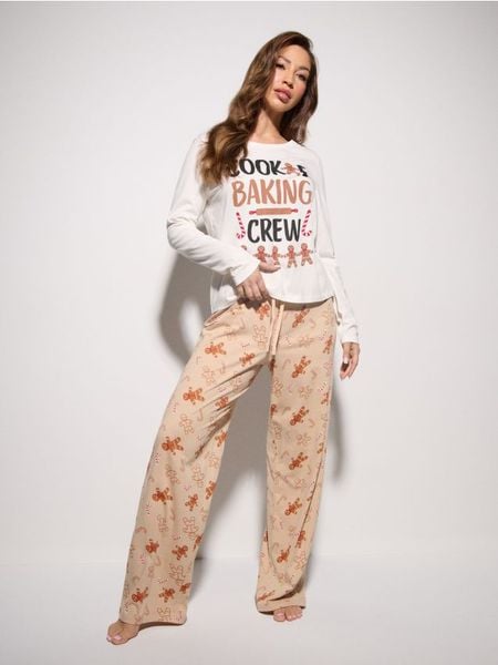 Bawełniana piżama z motywem piernikowego ludzika - biały. Białe piżamy Sinsay, bez wzorów, z bawełny, bez ramiączek. Za 49.99 zł.