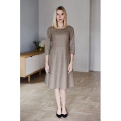 Sukienka Asteria Aulne 32 beż. Brązowe sukienki Marie Zélie, bez wzorów, z bawełny, klasyczne, bez kołnierzyka, bez ramiączek, trapezowe. W wyprzedaży za 197.00 zł.