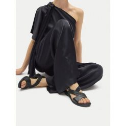 Sandały Lasocki. Czarne sandały Lasocki, bez wzorów, bez obcasa, na płaskiej podeszwie, bez zapięcia. Za 119.99 zł.