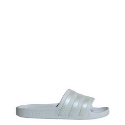 Klapki adilette Aqua. Niebieskie klapki Adidas, bez wzorów, bez obcasa. Za 99.95 zł.