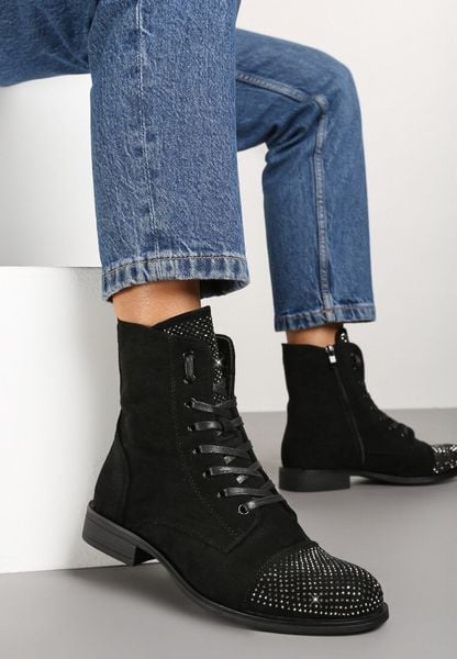 Czarne Botki na Płaskiej Podeszwie ze Sznurowaniem i Cyrkoniami Innama. Czarne botki Renee, bez wzorów, z jeansu, bez obcasa, na płaskiej podeszwie, bez zapięcia. Za 109.99 zł.
